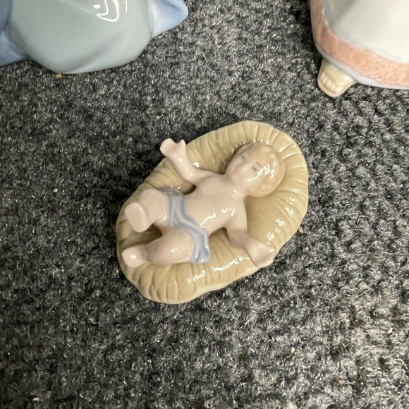 Cosmos Nativity Jesus Virgin Mary Blue White Ceramic - Picture 2 of 5